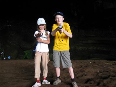 Floortje en  Tim bij de Niah Caves