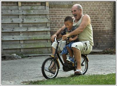 Naffy en opa een rondje op de fiets