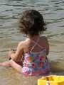 Click to see onze-kleine-meid-zittend-aan-de-water-rand-van-het-strandje.html