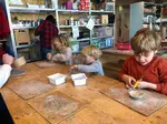 In Villa Zebra laten kunstenaars zien dat kunst leuk is. Ontdek de ware kunstenaar in jezelf en ga naar Rotterdam. Sara doet verslag van deze toffe plek!