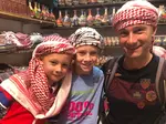 Jordanië met kinderen, bezoek Petra, slaap onder de sterren in Wadi Rum en dobber in de Dode Zee. Lees onze tips voor een onvergetelijke familievakantie