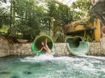 Kind komt uit de glijbaan op Center Parcs de Eemhof