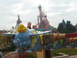 disneyland-paris-dumbo-draaimolen-600.jpg