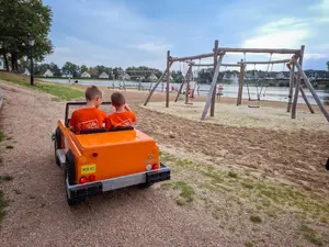 Met de mini landrover langs het speelstrand