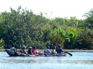 Langs de Oostkust van Madagascar ligt het Pangalanes kanaal. Wij varen 3 dagen lang over dit bijzondere stelsel van kanaaltjes, lagunes, meertjes en rivieren.