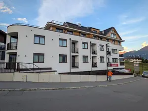 Sabine voor het gebouw met de appartementen van Fiss Suites ALPS RESORTS