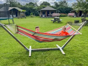Glamping de Bosweide in Alphen, Brabant, is ideaal voor gezinnen met kinderen van 2-10 jaar. Geniet van luxe safaritenten, Brabantse gastvrijheid, speelplekken