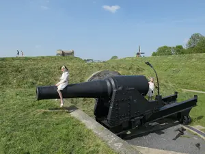 In Hellevoetsluis stap je met kinderen terug in de geschiedenis. Bezoek in dit vestingstadje onder andere het Fort Haerlem, de bunkers en Historyland