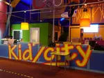 KidZcity in Utrecht is een indoor speelhal met glijbanen, klimkasteel, botsauto’s, draaimolens, lasergame en nog veel meer. Lees hier de review van Barbara