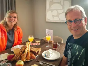 Patrick en Sabine aan het ontbijt bij Buytenplaets Rhenen