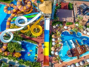 Heel veel waterpret met stoere glijbanen bij Long Beach Alanya