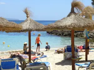 Spelen op het strand op mallorca 
