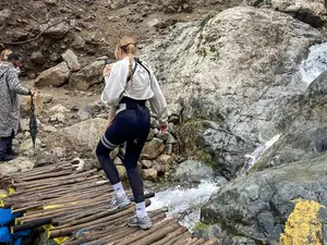 Rachel aan de wandel met haar kindje in Marokko