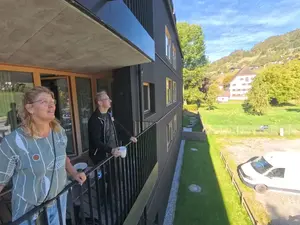 Vanaf ons balkon hebben we zicht op de bergen