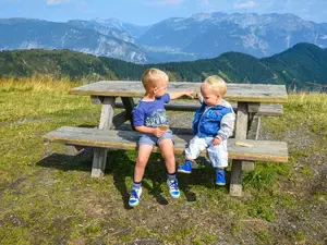 Een kindervakantie in Tirol is in de zomer al even gezellig als in de winter. Lees hier alles over de leukste activiteiten en kindvriendelijke accommodaties.