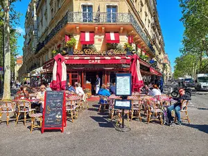 Een typisch straatbeeld van Parijs: een knusse bistro met gezellig terras