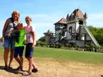 Vlakbij Stuttgart in Zuid-Duitsland ligt Erlebnispark Tripsdrill. In het Nederlands is dit dus een pretpark. Maar er is ook een wildpark, en je kan er overnachten in een boomhut, dus ook een vakantiepark. Wij bezochten het en waren zeer onder de indruk!