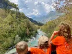 Een wandeling langs de turquoise rivier in de Soča Vallei met kinderen staat garant voor uren zwemmen en spelen in de natuur. Lees hier onze tips!