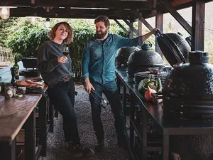 Wie van lekker eten èn kokkerellen houdt zit hier goed! Overdag geniet je van de mooie Dordogne of het heerlijke zwembad en 's avonds duik je de buitenkeuken in!