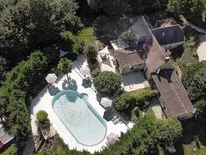 Wie van lekker eten èn kokkerellen houdt zit hier goed! Overdag geniet je van de mooie Dordogne of het heerlijke zwembad en 's avonds duik je de buitenkeuken in!