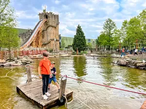Beleef de magie van Toverland in Noord-Limburg! Barbara ontdekte de zes betoverende themagebieden, gave attracties, spannende achtbanen, overdekt spelen en meer