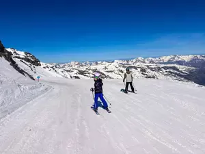 Seppe en Bobbie aan het skiën in Val Thorens op 3000 meter hoogte
