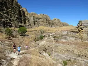 In de bergen van Zuid-Madagascar heertst een droog, woestijnachtig klimaat. Hier maken we een paar mooie wandelingen in Isalo National Park en in Tsaranoro
