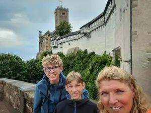 Sabine Zeb en Tycho bij de Wartburg  in Eisenach