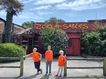 Bezoek met de kinderen Zoo des Sables d`Olonne in de Franse Vendée. Hoogtepunt: een nectarine uit je hand aan exotische vogels voeren! Lees hier meer.