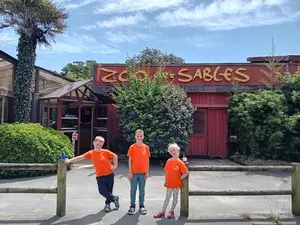 Bezoek met de kinderen Zoo des Sables d`Olonne in de Franse Vendée. Hoogtepunt: een nectarine uit je hand aan exotische vogels voeren! Lees hier meer.