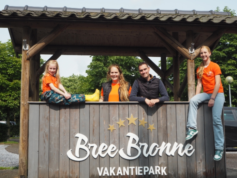 Gezin bij de ingang van vakantiepark BreeBronne