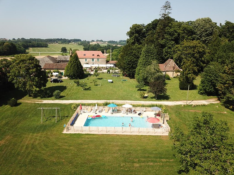 Het knusse Domain le Bost ligt in het glooiende landschap van de Perigord Vert, Dordogne, Frankrijk