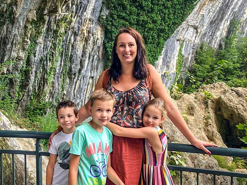 Ellen met haar kinderen bij de watervallen