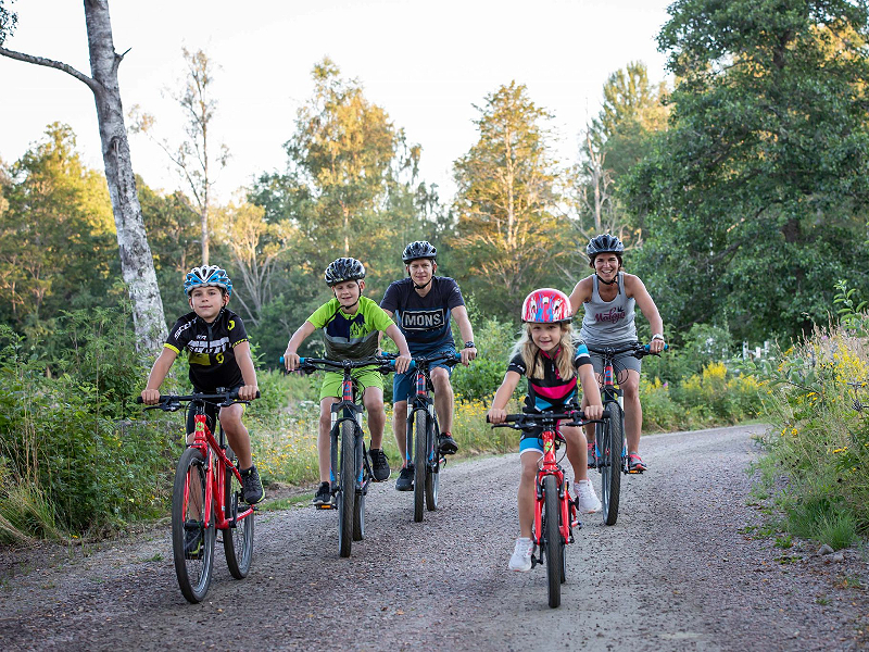 Mountainbiken met de kinderne in Zweden bij Going North