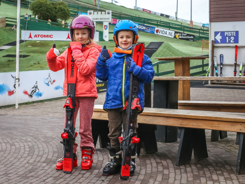 De kinderen van redacteur Elisabeth tijdens hun eerste skiles bij Wolfskamer Wintersport in Huizen