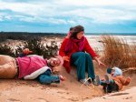 Mathias en zijn gezin in de duinen van de Noord Franse Opaalkust