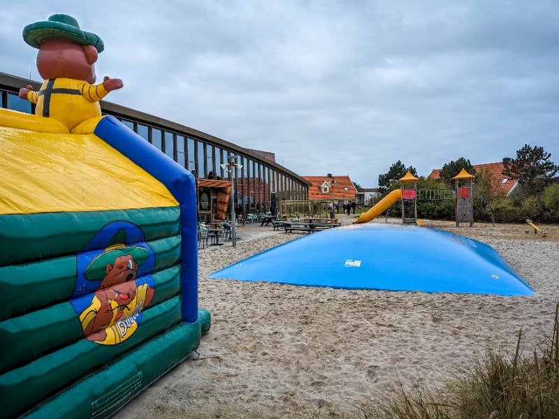 Het terras met speeltuin bij het restaurant