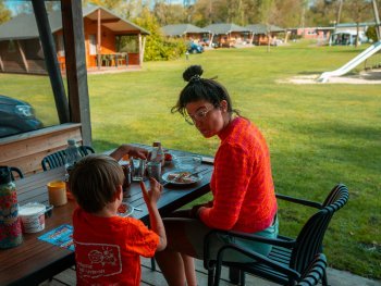 Sabine tijdens een bezoek aan vakantiepark Molke