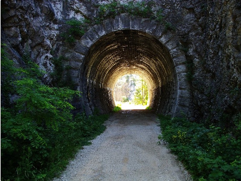 alpenreizen-karst-trieste-trail-tunneltje