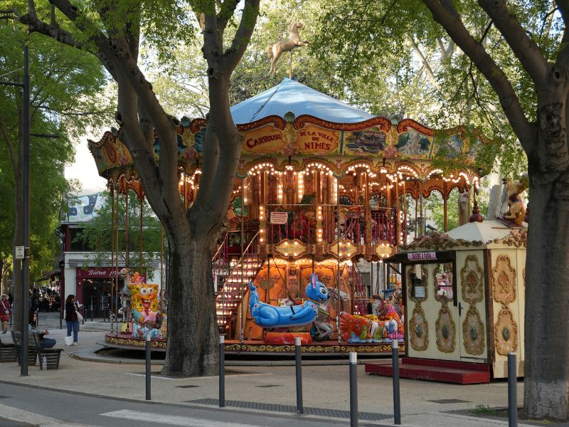 Nîmes is een ontzettend kindvriendelijke stad met een prachtige draaimolen en ruime pleinen waar kinderen fijn kunnen spelen