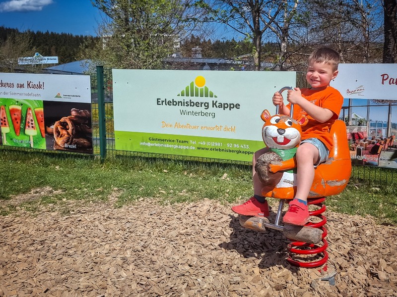 Net buiten Winterberg in het Sauerland ligt Erlebnisberg Kappe. Een berg die bol staat van super gave activiteiten voor jong en oud! Lees onze ervaring en tips.