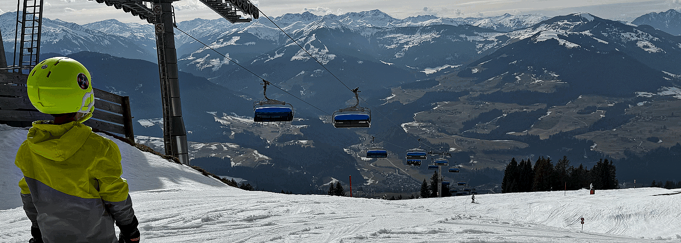 Uitzicht van bovenaan de piste op Scheffau