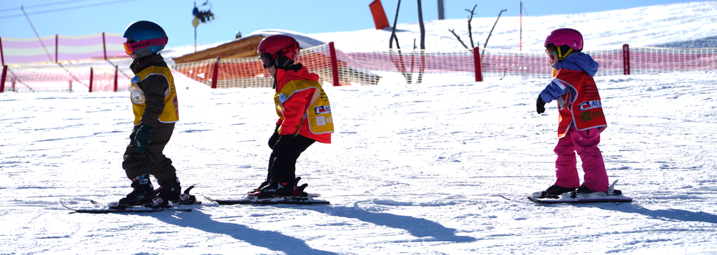 Overal op piste zie je kinderen skiën.