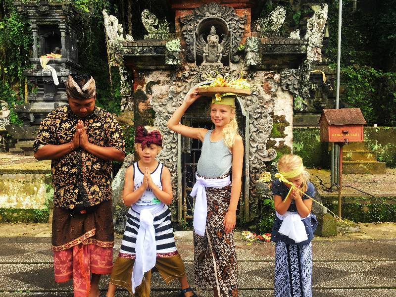 kinderen voor een tempel