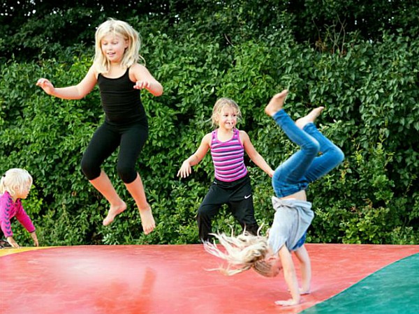 Kids op de airtrampoline van 
Vakantiepark Skaerbaek Ferieby