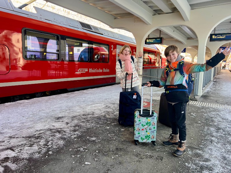 Met de trein op wintersport in Zwisterland. Dat is betaalbaar en je kunt 's-nachts reizen. Wij probeerden de nachttrein uit en reisden overdag terug. Stap je in