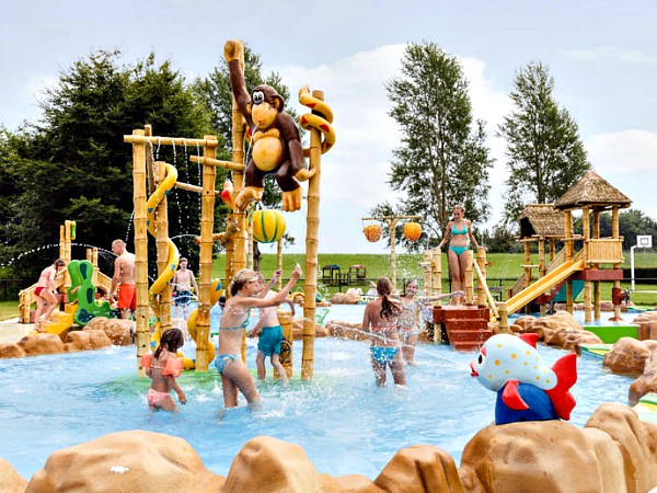 Spetterplezier in de waterspeeltuin van RCN Vakantiepark Zeewolde