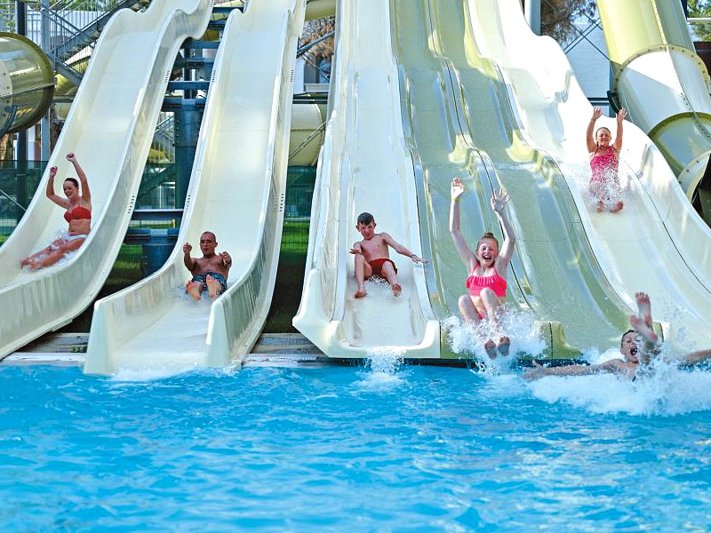 Zoevend van de waterglijbanen van Splashworld Atlantica Akti Zeus op Kreta