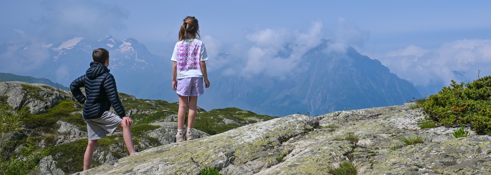 De kinderen van Simone kijken uit over de ALpen in Vaujany, tijdens een wandeling langs 7 meren op de Alpe d huez
