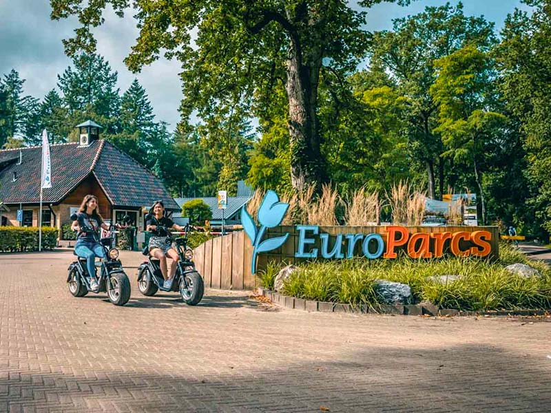 In de bossen bij Maarn ligt EuroParcs De Utrechtse Heuvelrug, een kindvriendelijk vakantiepark met moderne huisjes en veel te doen in de omgeving. 
